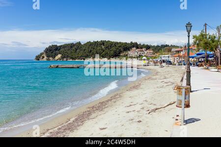 Schöner Strand in Siviri Dorf, Chalkidiki, Griechenland. Stockfoto