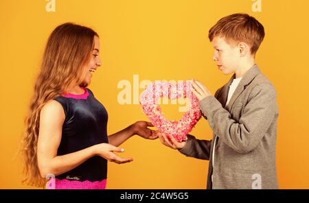 Liebe für immer. Kleiner Junge geben, Herzen, kleines Mädchen. Süße Kinder feiern Valentines Tag. Liebe und Freundschaft. Urlaub der Liebe und Romantik. Februar 14. Liebe steigt, da wir es weitergeben. Stockfoto