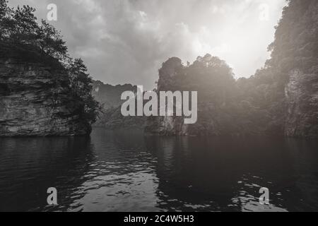 Schwarz-Weiß-Bild der atemberaubend schönen Karstlandschaft rund um den Baofeng See, Wulingyuan, Zhangjiajie National Forest Park, Hunan PR Stockfoto