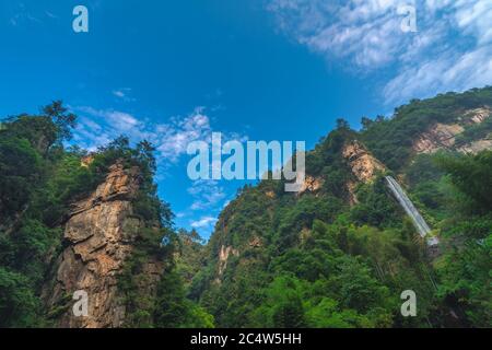 Wasserfall auf der Seite des Karstberges am Ufer des Baofeng Sees, Wulingyuan, Zhangjiajie National Forest Park, Hunan Provinz, China, EIN Stockfoto
