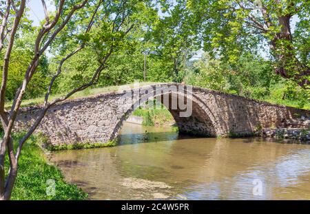 Die byzantinische Brücke (oder Kioupri), Edessa, Griechenland. Stockfoto