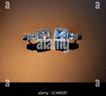 Schmuck, Silber Diamant Ohrringe auf einem dunklen Hintergrund. Stockfoto