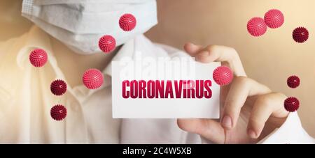 Arzt oder medizinisches Personal Holding Card mit Coronavirus geschrieben. CoVid-19 Pandemiewarnquarantänekonzept Stockfoto