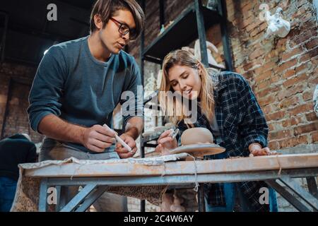 Herstellung eines handgefertigten Tontopf. Töpferunterricht, Hobby. Stockfoto