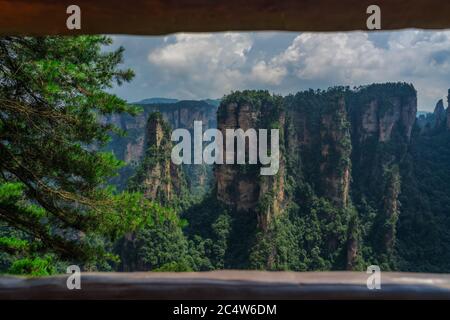 Panoramablick auf vertikale Karstsäulen Felsformationen aus der Sicht der Enchanted Terrasse, Avatar Berge Naturpark, Zhangjiajie, China Stockfoto