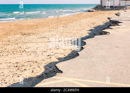 Asphalt der Straße, die von den Wellen in einem Seesturm geschnitten Stockfoto