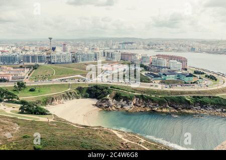 A Coruna, Spanien - 25. juli 2019:der Strand von Las Lapas ist ein kleiner Stadtstrand in der Stadt A Coruna, am Fuße des Turms des Herkules. S Stockfoto