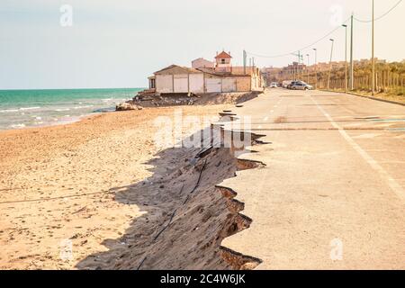 Asphalt der Straße, die von den Wellen in einem Seesturm geschnitten Stockfoto