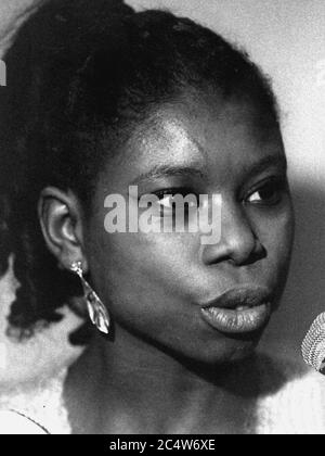 Archiv 90er Jahre: Französische Eiskunstläuferin Surya Bonaly hält Pressekonferenz, Lyon, Frankreich Stockfoto