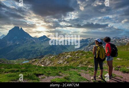 Zwei Wandererinnen auf dem Weg des Pic du Midi Ossau in den französischen Pyrenäen Stockfoto