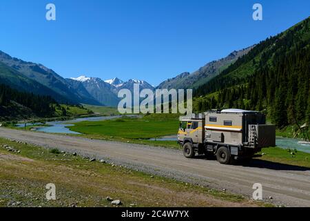 Überlandwagen in einem Tal, das zur Tian Shan-Bergkette führt. Ostkirgisistan Stockfoto