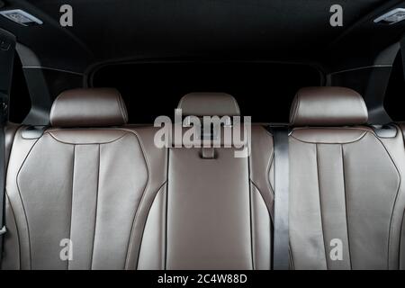 Rücksitze im modernen Luxuswagen, Frontansicht, braunes perforiertes Leder Stockfoto