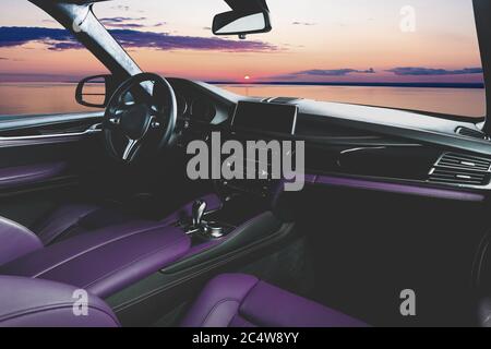 Moderne Innenausstattung mit Sonnenuntergang in den Fenstern Stockfoto