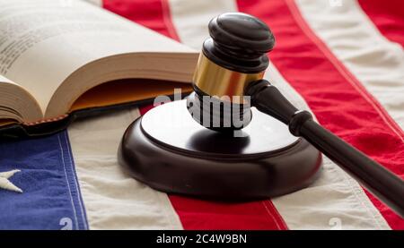 Studium der Rechtswissenschaften in den USA. Richter Gavel und öffnen Buch über US-amerikanische Flagge Hintergrund. Gerechtigkeit in den USA Konzept Stockfoto