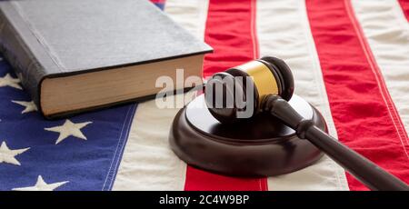 Rechtsfall geschlossen. Richter Gavel und Buch über US-amerikanische Flagge Hintergrund. Gerechtigkeit in den USA Konzept Stockfoto