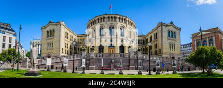 OSLO, NORWEGEN - 23. Jul 2019: Panoramabild des Storting-Baus in Oslo an einem Sommertag Stockfoto