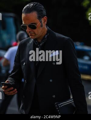 FLORENZ, Italien - Juni 11 2019: Männer auf der Straße in Florenz. Stockfoto