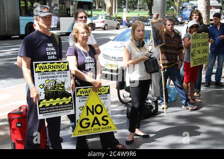 Demonstranten gegen CSG halten Schilder vor dem Sheraton on the Park Hotel in Sydney. Stockfoto