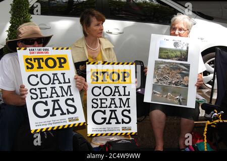 ‘SDemonstranten wollen ‘sKohlenaht-Gas’ toppen, wenn sie vor der australischen Inlandsgaskonferenz im Sheraton on the Park in Sydney ein „IT-in“ inszenieren. Stockfoto