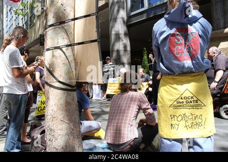 Ein Protestler wollte ‘SCSG ‘toben’ und   das Tor zu Kohle- und Gasunternehmen sperren’ bei der Kundgebung vor der australischen Inlandsgaskonferenz im Sheraton o Stockfoto