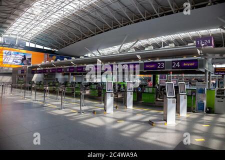 Borispol, Ukraine - 23. Juni 2020: Boryspil International Airport Terminal D. Empfang für den Flug. Der wichtigste ukrainische Flughafen. Leerer Flughafen Stockfoto