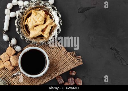 Türkischer Tee mit orientalischen Desserts auf dem Tisch Stockfoto