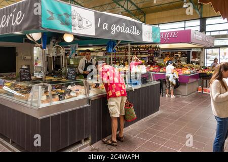 Les Halles (überdachte Markthalle), Dinard, Bretagne, Frankreich Stockfoto