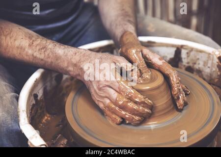 Ein Tag im Leben eines Töpferkünstlers - am Töpferrad. Stockfoto