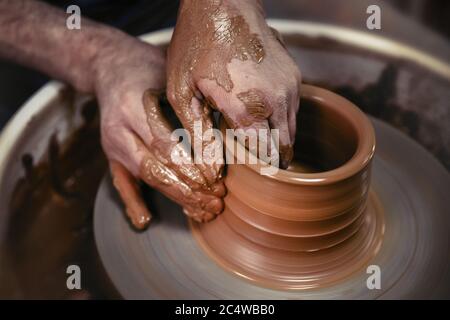 Ein Tag im Leben eines Töpferkünstlers - am Töpferrad. Stockfoto