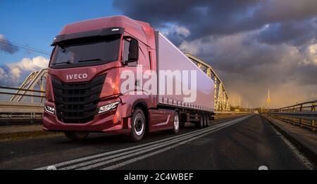 Neuer IVECO S-WAY-Traktor bei Sonnenuntergang auf der Straße Stockfoto