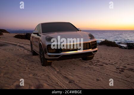 Porsche Cayenne Coupe an einem Sandstrand abseits der Straße Stockfoto