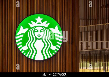 BANGKOK, THAILAND - JUNI, 2020 : Starbucks Logo und Markenshop am 14. Juni 2020 in bangkok, Thailand. Iconsiam und Takashimaya Kaufhaus al Stockfoto