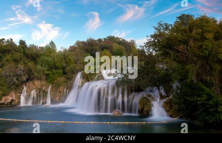 Panorama der Krka Wasserfälle in Kroatien bei einem schönen Sonnenuntergang Stockfoto