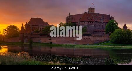 Schöner Sonnenaufgang über dem Malbork Castle Stockfoto