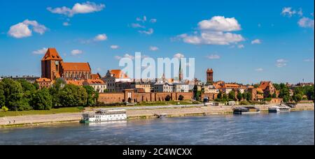 Panorama der historischen Altstadt von Torun an einem schönen sonnigen Tag Stockfoto