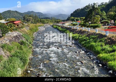 Der Fluss Caldera und die Gärten von Boquete auf dem Hintergrund der Berge, Chiriqui, Panama Stockfoto