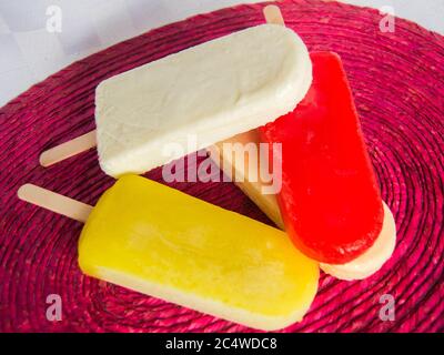 Buntes Eis mit verschiedenen Geschmacksrichtungen auf einem Tisch Stockfoto