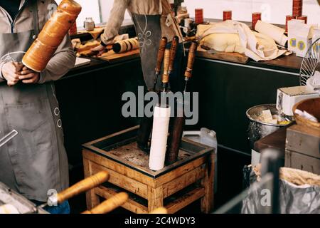 Street Food auf dem Weihnachtsmarkt in Budapest, Ungarn - Kurtoskalacs, ein nationales klassisches Gebäck, auch Baumkuchen, Trdelnik, Shakotis genannt. Stockfoto