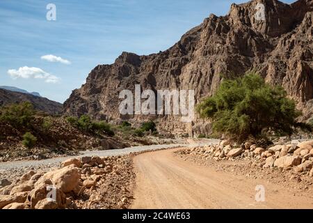 Schotterstraße und Landschaft im Oman Wadi Arbiyeen Stockfoto