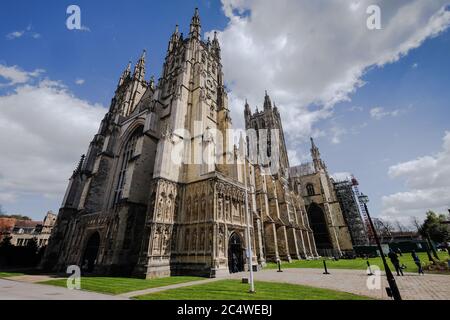 Weitwinkelansicht der Kathedrale von Canterbury im frühen Frühjahr mit blauem Himmel und Wolken Stockfoto