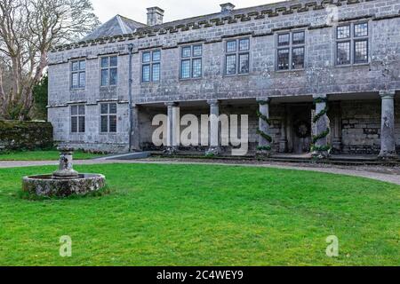 Der Haupteingang zum Godolphin Haus aus dem 15. Jahrhundert in der Nähe von Helston in Cornwall, England, Großbritannien, großbritannien. Stockfoto