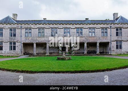 Der Haupteingang zum Godolphin Haus aus dem 15. Jahrhundert in der Nähe von Helston in Cornwall, England, Großbritannien, großbritannien. Stockfoto