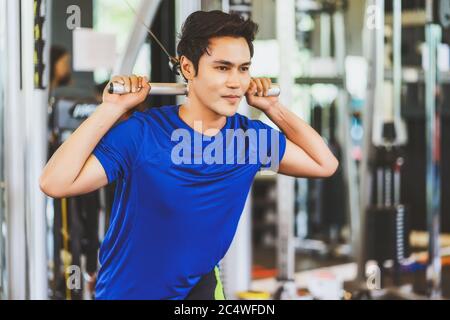 Junge asiatische Mann trägt Sportbekleidung, die mit der Bar im Fitnessstudio Fitness Sport Komplex, Haltung Position, Sportverein Gemeinschaft, Sport und Gesundheit excecise Stockfoto