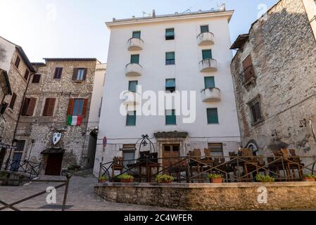 narni, italien juni 29 2020 :breiter Brunnen der Gemeinde von narni Land mit Herberge Stockfoto