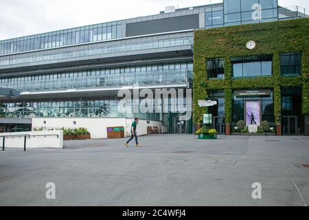 WIMBLEDON LONDON, GROSSBRITANNIEN. 29. Juni 2020. Ein Groundsman im All England Tennis und Croquet Club. Die Wimbledon Tennis Championships sollten heute am 29. Juni beginnen, wurde aber als Reaktion auf die Coronavirus-Pandemie abgesagt und das erste Mal, dass das prestigeträchtige Turnier seit dem zweiten Weltkrieg nicht mehr abgehalten wurde. Kredit: amer ghazzal/Alamy Live Nachrichten Stockfoto