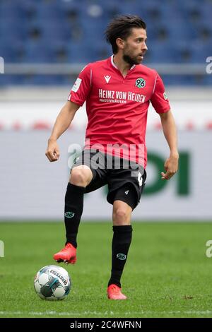 Hannover, Deutschland. Juni 2020. Fußball: 2. Bundesliga, Hannover 96 - VfL Bochum, 34. Spieltag in der HDI-Arena. Hannovers Felipe spielt den Ball. Quelle: Swen Pförtner/dpa - WICHTIGER HINWEIS: Gemäß den Bestimmungen der DFL Deutsche Fußball Liga und des DFB Deutscher Fußball-Bund ist es untersagt, im Stadion und/oder aus dem Spiel aufgenommene Aufnahmen in Form von Sequenzbildern und/oder videoähnlichen Fotoserien zu nutzen oder auszunutzen./dpa/Alamy Live News Stockfoto