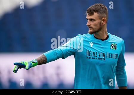 Hannover, Deutschland. Juni 2020. Fußball: 2. Bundesliga, Hannover 96 - VfL Bochum, 34. Spieltag in der HDI-Arena. Hannovers Torwart Martin Hansen gestikuliert. Quelle: Swen Pförtner/dpa - WICHTIGER HINWEIS: Gemäß den Bestimmungen der DFL Deutsche Fußball Liga und des DFB Deutscher Fußball-Bund ist es untersagt, im Stadion und/oder aus dem Spiel aufgenommene Aufnahmen in Form von Sequenzbildern und/oder videoähnlichen Fotoserien zu nutzen oder auszunutzen./dpa/Alamy Live News Stockfoto