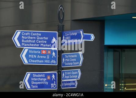 Manchester, Großbritannien: 16. August 2018: Straßenschild auf der Market Street - eine der belebtesten Straßen in Manchester. Stockfoto