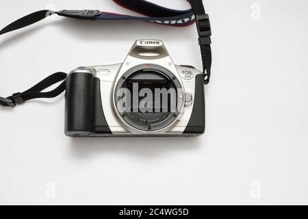 Canon EOS 300. Klassische 35-mm-SLR-Filmkamera mit echtem Nackenband. Stockfoto