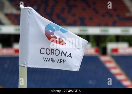 Hannover, Deutschland. Juni 2020. Fußball: 2. Bundesliga, Hannover 96 - VfL Bochum, 34. Spieltag in der HDI-Arena. Die Eckflagge zeigt das Logo der Corona Warn-App Quelle: Swen Pförtner/dpa - WICHTIGER HINWEIS: Gemäß den Bestimmungen der DFL Deutsche Fußball Liga und des DFB Deutscher Fußball-Bund ist es untersagt, im Stadion und/oder aus dem Spiel aufgenommene Aufnahmen in Form von Sequenzbildern und/oder videoähnlichen Fotoserien zu nutzen oder auszunutzen./dpa/Alamy Live News Stockfoto